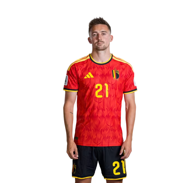 Belgisch nationaal voetbalelftal – WK-shirt 2026 (spelersversie/wedstrijdversie) — Verdedigers: nr. 18 Joaquin SEYS, nr. 21 Timothy CASTAGNE, nr. 25 Nathan NGOY