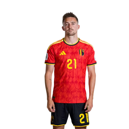 Belgisch nationaal voetbalelftal – WK-shirt 2026 (spelersversie/wedstrijdversie) — Verdedigers: nr. 18 Joaquin SEYS, nr. 21 Timothy CASTAGNE, nr. 25 Nathan NGOY