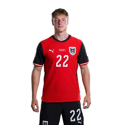 Österreichisches Nationalmannschaftstrikot für die WM 2026 (Spielerversion/Match-Version) – Mittelfeldspieler: Nr. 19 Dejan LJUBICIC, Nr. 20 Konrad LAIMER, Nr. 22 Alexander PRASS