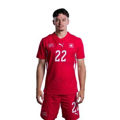 Schweizer Fußballnationalmannschaftstrikot 2026 (Spielerversion/Spielversion) — Mittelfeldspieler: Nr. 20 Michel Aebischer, Nr. 22 Fabian Rieder