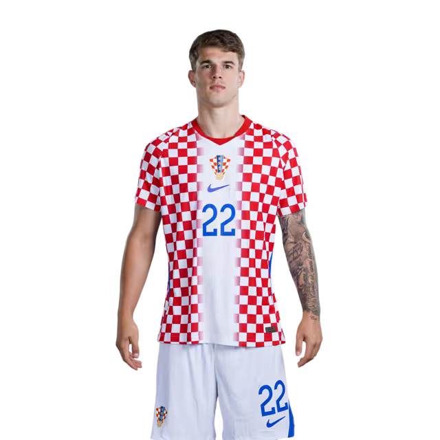 Dres hrvatske nogometne reprezentacije za Svjetsko prvenstvo 2026. (verzija za igrača/verzija za utakmicu) — Obrambeni igrači: Br. 22 Luka VUSKOVIĆ, Br. 25 Martin ERLIĆ