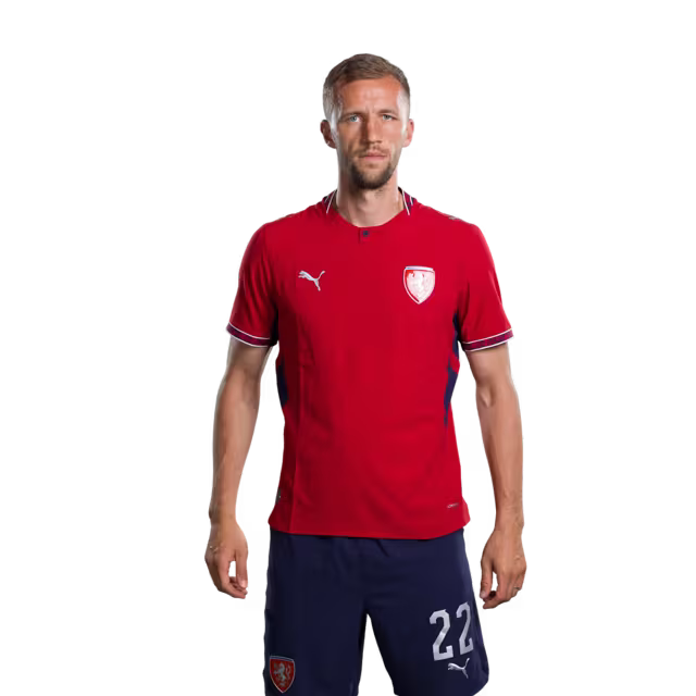 Dres české fotbalové reprezentace pro mistrovství světa 2026 (hráčská verze/zápasová verze) — záložníci: č.18 Michal SADILEK, č.22 Tomáš SOUČEK, č.24 Alexandr SOJKA, č.25 Hugo SOCHUREK