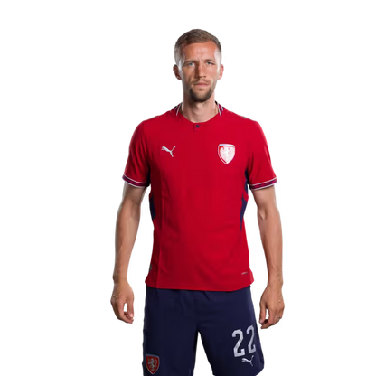Dres české fotbalové reprezentace pro mistrovství světa 2026 (hráčská verze/zápasová verze) — záložníci: č.18 Michal SADILEK, č.22 Tomáš SOUČEK, č.24 Alexandr SOJKA, č.25 Hugo SOCHUREK