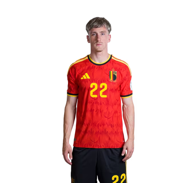 Belgisch nationaal voetbalelftal – WK-shirt 2026 (spelersversie/wedstrijdversie) — Middenvelders: nr. 19 Diego MOREIRA, nr. 20 Hans VANAKEN, nr. 22 Alexis SAELEMAEKERS