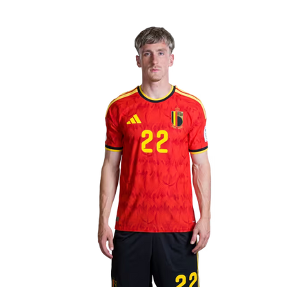Belgisch nationaal voetbalelftal – WK-shirt 2026 (spelersversie/wedstrijdversie) — Middenvelders: nr. 19 Diego MOREIRA, nr. 20 Hans VANAKEN, nr. 22 Alexis SAELEMAEKERS