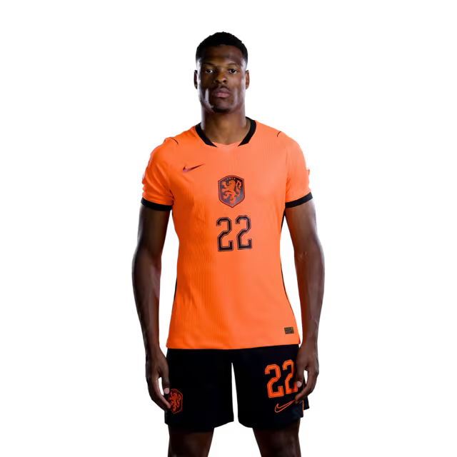 Nederlands elftal WK-shirt 2026 (spelersversie/wedstrijdversie) — Verdedigers: nr. 22 Denzel Dumfries, nr. 25 Jorrel Hato