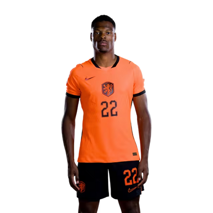 Nederlands elftal WK-shirt 2026 (spelersversie/wedstrijdversie) — Verdedigers: nr. 22 Denzel Dumfries, nr. 25 Jorrel Hato