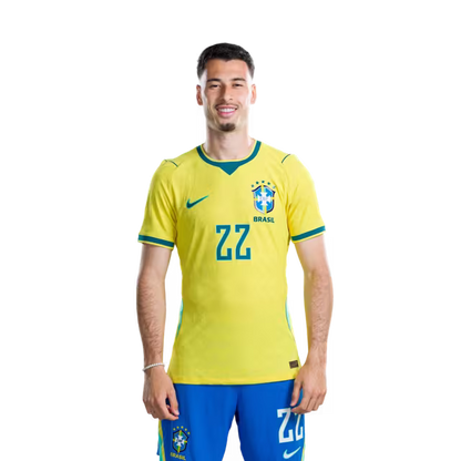 Camisa da Seleção Brasileira para a Copa do Mundo de 2026 (Versão Jogador/Versão de Jogo) — Atacantes: Nº 22 GABRIEL MARTINELLI, Nº 25 IGOR THIAGO, Nº 26 RAYAN