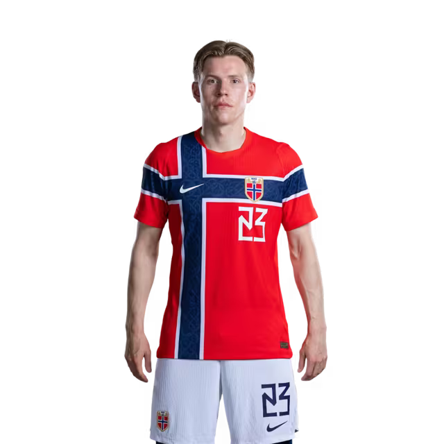 Norges fotballag 2026 VM-drakt (spillerversjon/kampversjon) — Midtbanespillere: nr.19 Thelo AASGAARD, nr.21 Andreas SCHJELDERUP, nr.22 Oscar BOBB, nr.23 Jens Petter HAUGE