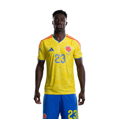 Camiseta de la Selección Nacional de Fútbol de Colombia para el Mundial 2026 (Versión jugador/Versión partido) — Defensas: N.º 18 Willer DITTA, N.º 22 Deiver MACHADO, N.º 23 Davinson SÁNCHEZ