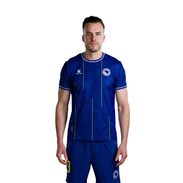 Dres Bosne i Hercegovine za Svjetsko prvenstvo 2026. - Igračko izdanje - Napadači Br. 19 Kerim ALAJBEGOVIĆ, Br. 20 Esmir BAJRAKTAREVIĆ, Br. 23 Haris TABAKOVIĆ, Br. 25 Jovo LUKIĆ