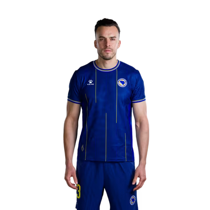 Dres Bosne i Hercegovine za Svjetsko prvenstvo 2026. - Igračko izdanje - Napadači Br. 19 Kerim ALAJBEGOVIĆ, Br. 20 Esmir BAJRAKTAREVIĆ, Br. 23 Haris TABAKOVIĆ, Br. 25 Jovo LUKIĆ