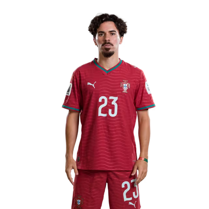 Camisola da Seleção Portuguesa de Futebol para o Mundial 2026 (versão do jogador/versão do jogo) — Médios: Nº 15 JOAO NEVES, Nº 21 RUBEN NEVES, Nº 23 VITINHA