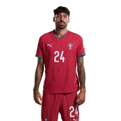 Camisola da Seleção Portuguesa de Futebol para o Mundial 2026 (versão do jogador/versão do jogo) - Defesas: Nº 20 JOAO CANCELO, Nº 24 SAMU COSTA, Nº 25 NUNO MENDES