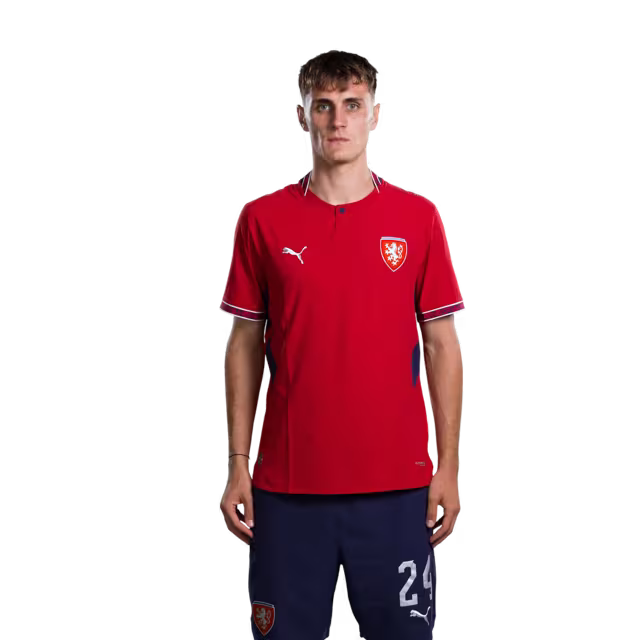 Dres české fotbalové reprezentace pro mistrovství světa 2026 (hráčská verze/zápasová verze) — záložníci: č.18 Michal SADILEK, č.22 Tomáš SOUČEK, č.24 Alexandr SOJKA, č.25 Hugo SOCHUREK
