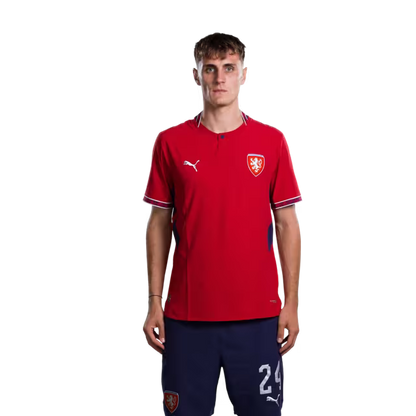 Dres české fotbalové reprezentace pro mistrovství světa 2026 (hráčská verze/zápasová verze) — záložníci: č.18 Michal SADILEK, č.22 Tomáš SOUČEK, č.24 Alexandr SOJKA, č.25 Hugo SOCHUREK