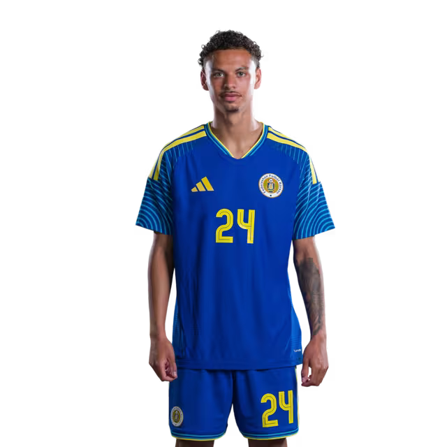Jersey di Kopa Mundial 2026 Selekshon Nashonal di Futbòl Kòrsou (Vershon di Hungadó/Vershon di Partido) —Defensornan: No. 23 Riechedly Bazoer, No. 24 Deveron Fonville