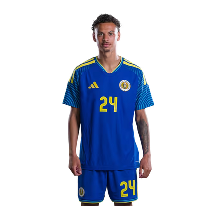 Jersey di Kopa Mundial 2026 Selekshon Nashonal di Futbòl Kòrsou (Vershon di Hungadó/Vershon di Partido) —Defensornan: No. 23 Riechedly Bazoer, No. 24 Deveron Fonville