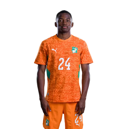 Maillot de l'équipe nationale de football de Côte d'Ivoire pour la Coupe du monde 2026 (version joueur/version match) — Attaquants : n°19 Nicolas PEPE, n°22 Evann GUESSAND, n°24 Bazoumana TOURE