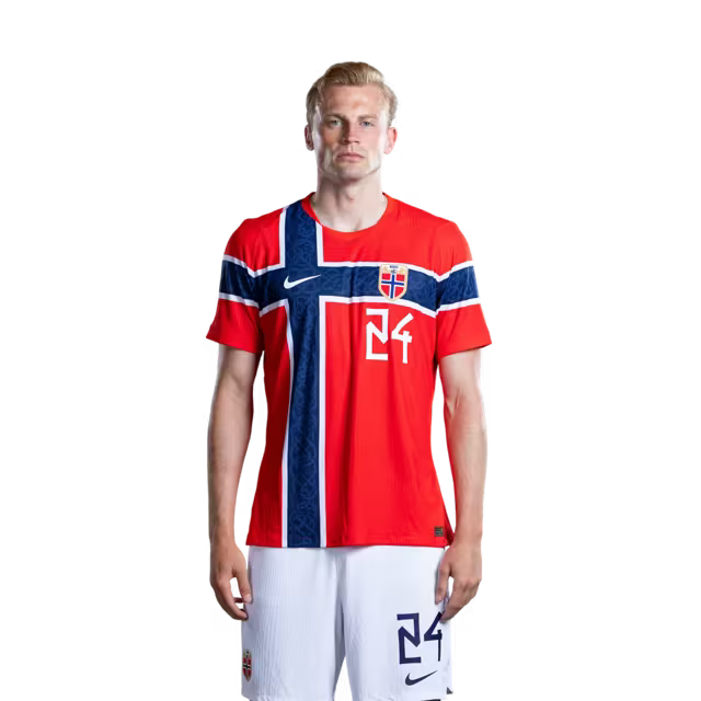 Norges landslag i fotball VM-drakt 2026 (spillerversjon/kampversjon) — Forsvarere: Nr. 24 Sondre LANGAS, nr. 25 Henrik FALCHENER