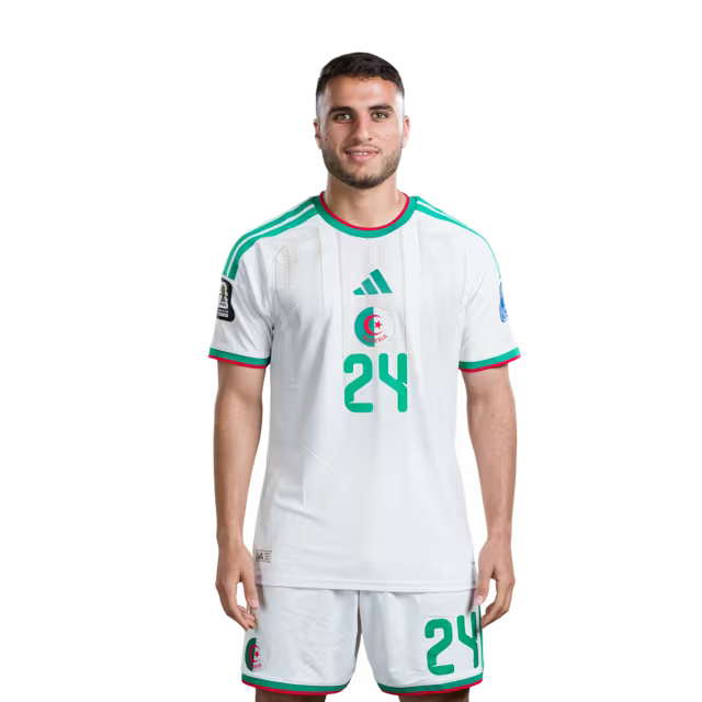 قميص المنتخب الجزائري لكرة القدم لكأس العالم 2026 (نسخة اللاعبين/نسخة المباريات) - لاعبو الوسط: رقم 14 هشام بوداوي، رقم 19 نبيل بن طالب، رقم 22 إبراهيم مازا، رقم 24 ياسين تيتراوي