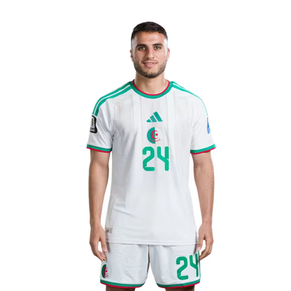 قميص المنتخب الجزائري لكرة القدم لكأس العالم 2026 (نسخة اللاعبين/نسخة المباريات) - لاعبو الوسط: رقم 14 هشام بوداوي، رقم 19 نبيل بن طالب، رقم 22 إبراهيم مازا، رقم 24 ياسين تيتراوي