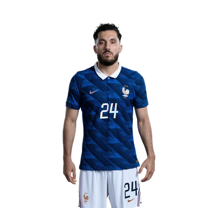 Maillot de l'équipe de France de football pour la Coupe du Monde 2026 (Version joueur/Version match) — Milieux de terrain : n° 14 Adrien RABIOT, n° 18 Warren ZAÏRE-EMERY, n° 24 Rayan CHERKI, n° 25 Maghnes AKLIOUCHE