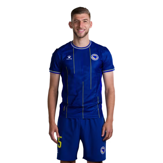 Dres Bosne i Hercegovine za Svjetsko prvenstvo 2026. - Igračko izdanje - Napadači Br. 19 Kerim ALAJBEGOVIĆ, Br. 20 Esmir BAJRAKTAREVIĆ, Br. 23 Haris TABAKOVIĆ, Br. 25 Jovo LUKIĆ