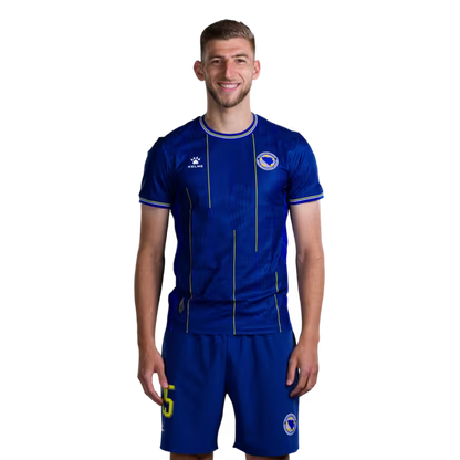 Dres Bosne i Hercegovine za Svjetsko prvenstvo 2026. - Igračko izdanje - Napadači Br. 19 Kerim ALAJBEGOVIĆ, Br. 20 Esmir BAJRAKTAREVIĆ, Br. 23 Haris TABAKOVIĆ, Br. 25 Jovo LUKIĆ