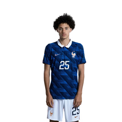 Maillot de l'équipe de France de football pour la Coupe du Monde 2026 (Version joueur/Version match) — Milieux de terrain : n° 14 Adrien RABIOT, n° 18 Warren ZAÏRE-EMERY, n° 24 Rayan CHERKI, n° 25 Maghnes AKLIOUCHE