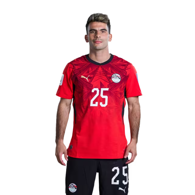 قميص المنتخب المصري لكرة القدم لكأس العالم 2026 (نسخة اللاعبين/نسخة المباريات) — المهاجمون: رقم 12 هيثم حسن، رقم 20 إبراهيم عادل، رقم 22 عمر مرموش، رقم 25 زيزو.