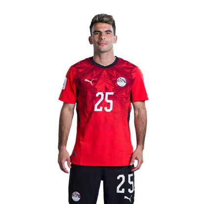 قميص المنتخب المصري لكرة القدم لكأس العالم 2026 (نسخة اللاعبين/نسخة المباريات) — المهاجمون: رقم 12 هيثم حسن، رقم 20 إبراهيم عادل، رقم 22 عمر مرموش، رقم 25 زيزو.