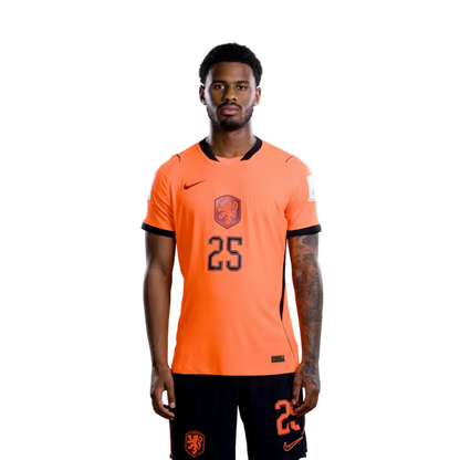 Nederlands elftal WK-shirt 2026 (spelersversie/wedstrijdversie) — Verdedigers: nr. 22 Denzel Dumfries, nr. 25 Jorrel Hato