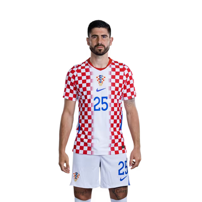 Dres hrvatske nogometne reprezentacije za Svjetsko prvenstvo 2026. (verzija za igrača/verzija za utakmicu) — Obrambeni igrači: Br. 22 Luka VUSKOVIĆ, Br. 25 Martin ERLIĆ