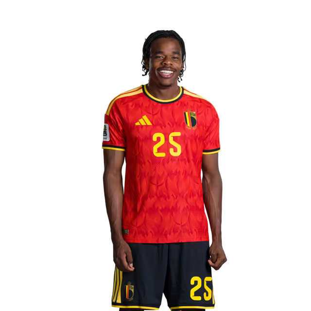 Belgisch nationaal voetbalelftal – WK-shirt 2026 (spelersversie/wedstrijdversie) — Verdedigers: nr. 18 Joaquin SEYS, nr. 21 Timothy CASTAGNE, nr. 25 Nathan NGOY