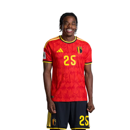 Belgisch nationaal voetbalelftal – WK-shirt 2026 (spelersversie/wedstrijdversie) — Verdedigers: nr. 18 Joaquin SEYS, nr. 21 Timothy CASTAGNE, nr. 25 Nathan NGOY