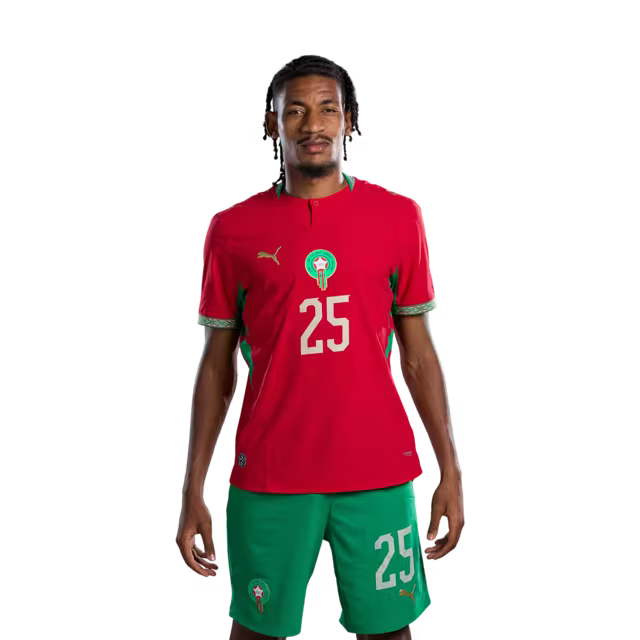 قميص المنتخب المغربي لكرة القدم لكأس العالم 2026 (نسخة اللاعبين/نسخة المباريات) — المدافعون: رقم 19 يوسف بلعمري، رقم 25 رضوان حلحال، رقم 26 أنس صلاح الدين.
