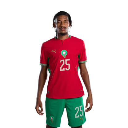 قميص المنتخب المغربي لكرة القدم لكأس العالم 2026 (نسخة اللاعبين/نسخة المباريات) — المدافعون: رقم 19 يوسف بلعمري، رقم 25 رضوان حلحال، رقم 26 أنس صلاح الدين.