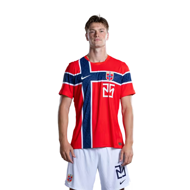Norges landslag i fotball VM-drakt 2026 (spillerversjon/kampversjon) — Forsvarere: Nr. 24 Sondre LANGAS, nr. 25 Henrik FALCHENER