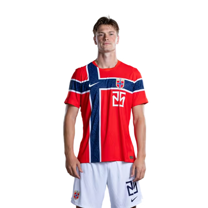 Norges landslag i fotball VM-drakt 2026 (spillerversjon/kampversjon) — Forsvarere: Nr. 24 Sondre LANGAS, nr. 25 Henrik FALCHENER