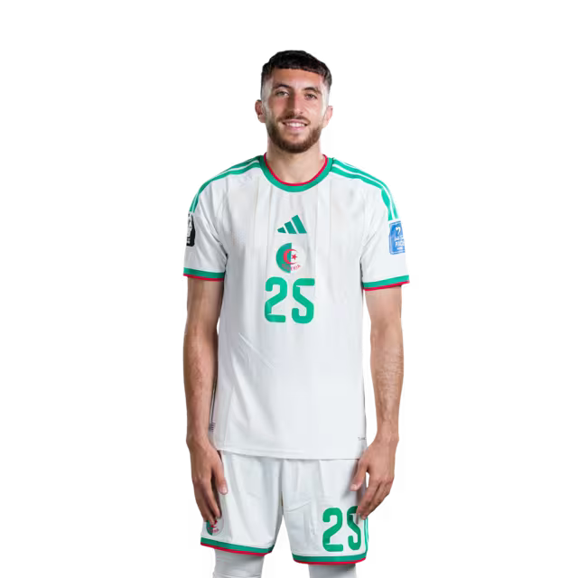 قميص المنتخب الجزائري لكرة القدم لكأس العالم 2026 (نسخة اللاعبين/نسخة المباريات) - المهاجمون: رقم 12 نذير بنبوعلي، رقم 18 محمد عمورة، رقم 20 عادل بولبينا، رقم 25 فارس غيدجميس