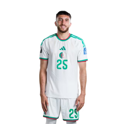 قميص المنتخب الجزائري لكرة القدم لكأس العالم 2026 (نسخة اللاعبين/نسخة المباريات) - المهاجمون: رقم 12 نذير بنبوعلي، رقم 18 محمد عمورة، رقم 20 عادل بولبينا، رقم 25 فارس غيدجميس