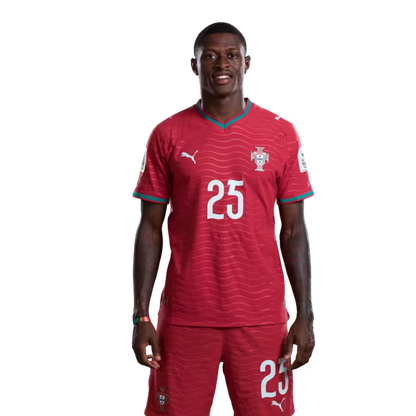 Camisola da Seleção Portuguesa de Futebol para o Mundial 2026 (versão do jogador/versão do jogo) - Defesas: Nº 20 JOAO CANCELO, Nº 24 SAMU COSTA, Nº 25 NUNO MENDES