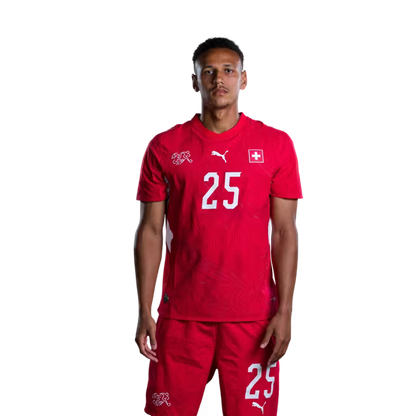 Schweizer Fußballnationalmannschaftstrikot 2026 (Spielerversion/Spielversion) — Verteidiger: Nr. 24 Aurele Amenda, Nr. 25 Luca Jaquez