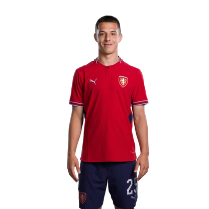 Dres české fotbalové reprezentace pro mistrovství světa 2026 (hráčská verze/zápasová verze) — záložníci: č.18 Michal SADILEK, č.22 Tomáš SOUČEK, č.24 Alexandr SOJKA, č.25 Hugo SOCHUREK