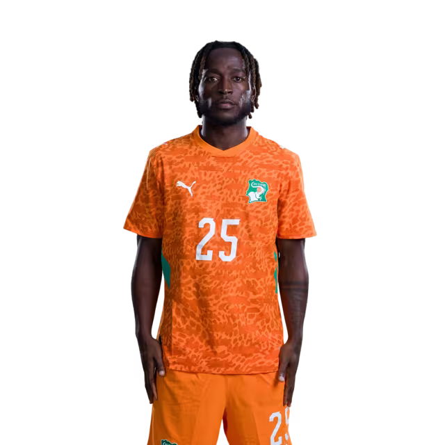 Maillot de l'équipe nationale de Côte d'Ivoire pour la Coupe du Monde 2026 (Version joueur/Version match) — Milieux de terrain : n° 18 Ibrahim Sangaré, n° 25 Parfait Guiagon, n° 26 Christ Inao Oulai