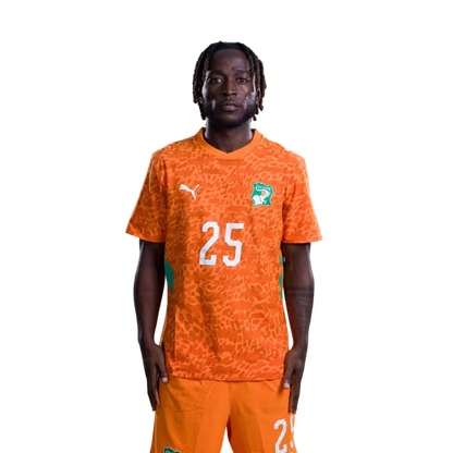 Maillot de l'équipe nationale de Côte d'Ivoire pour la Coupe du Monde 2026 (Version joueur/Version match) — Milieux de terrain : n° 18 Ibrahim Sangaré, n° 25 Parfait Guiagon, n° 26 Christ Inao Oulai