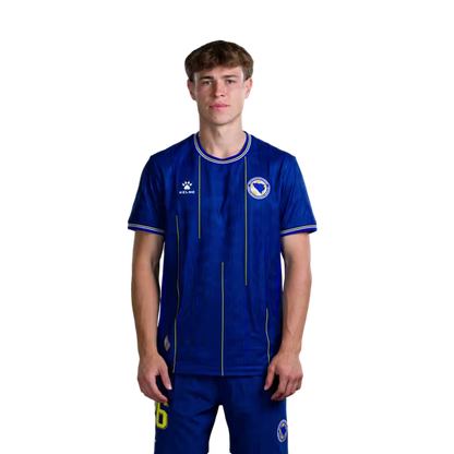 Dres fudbalske reprezentacije Bosne i Hercegovine za Svjetsko prvenstvo u fudbalu 2026. (verzija za igrače i verzija za utakmice) - Vezisti: Br. 17 Dženis BURNIĆ, Br. 26 Ermin MAHMIĆ