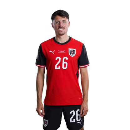 Österreichisches Nationalmannschaftstrikot für die WM 2026 (Spielerversion/Match-Version) – Mittelfeldspieler: Nr. 24 Paul WANNER, Nr. 26 Alessandro SCHÖPF