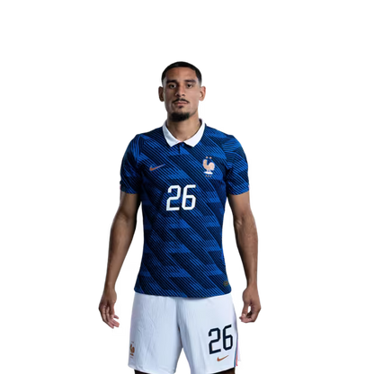 Maillot de l'équipe de France de football pour la Coupe du Monde 2026 (Version joueur/Version match) — Défenseurs : n° 19 Theo Hernandez, n° 21 Lucas Hernandez, n° 26 Maxence Lacroix